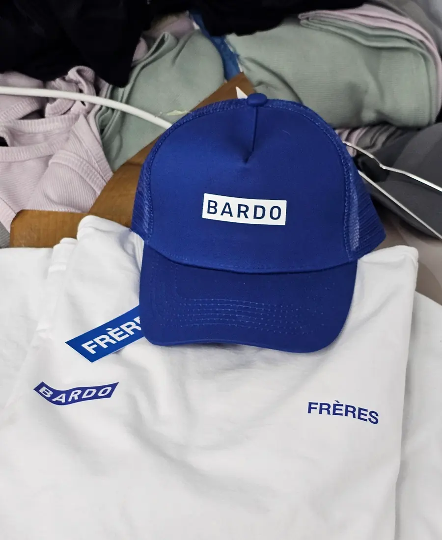 Gorra con frente bordado para Bardo